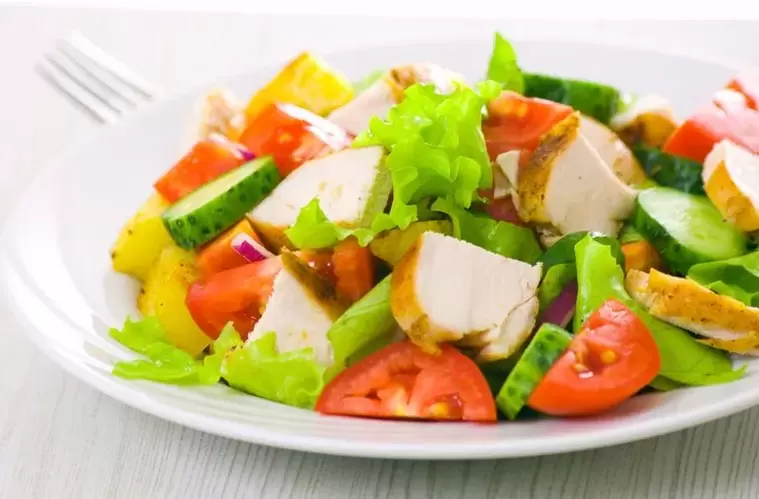 salad with vegetables and chicken for a carbohydrate-free diet